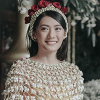 Wanita 24 tahun tersebut terlihat cantik ketika proses siraman. Foto: Instagram Jokik Motret