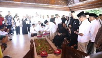 Saat Prabowo ziarahi makam Bung Karno. Prabowo tampak mengenakan kemeja safari berwarna putih dan peci warna hitam. (Foto: Facebook Prabowo Subianto)
