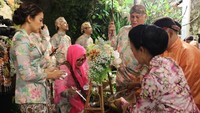 Minuman dawet atau cendol juga disiapkan dalam acara siraman. Selain Mufidah, sejumlah tokoh hadir. Mereka antara lain Moeryati Sudibyo, Rahmat Gobel, serta sejumlah relasi keluarga Cendana. (Foto: Dok. Istimewa)