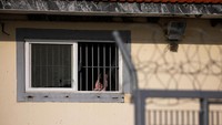 Terlihat seorang gadis kecil tengah bermain di dekat jendela di Pusat Pengungsian dekat desa Fylakio, Yunani. Alkis Konstantinidis/Reuters.