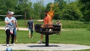 Wah, orang ini terbakar. Tentu tidak benar-benar terbakar, hanya berkat timing pengambilan foto yang pas. (Foto: Brightside)