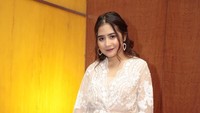 Prilly melengkapi penampilannya dengan mengenakan busana berwarna pastel. Foto: Mauludi Rismoyo