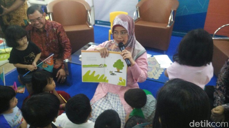 Asyiknya Istri Mendikbud Bacakan Fabel untuk Anak-anak PAUD Asyiknya Istri Mendikbud Bacakan Fabel untuk Anak-anak PAUD