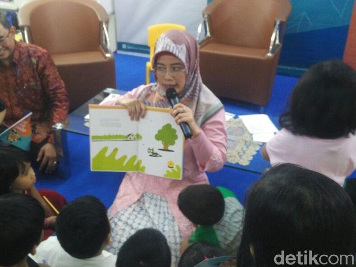 istri mendikbud baca fabel