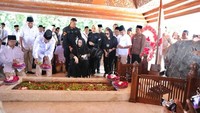 Prabowo saat menabur bunga di makam Bung Karno. Sementara itu, Rahmawati tampak mengenakan pakaian serba hitam menyaksikan Prabowo menabur bunga. (Foto: Facebook Prabowo Subianto)