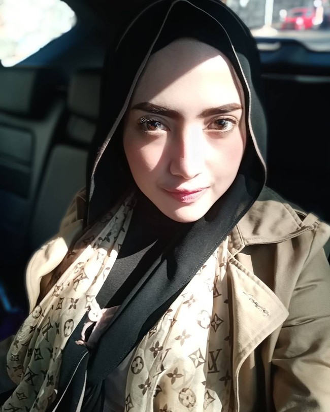 Di salah satu acara, ia memakai hijab scarf motif dengan tambahan bros logo Chanel yang harganya sekitar Rp 10 juta. Foto: Instagram