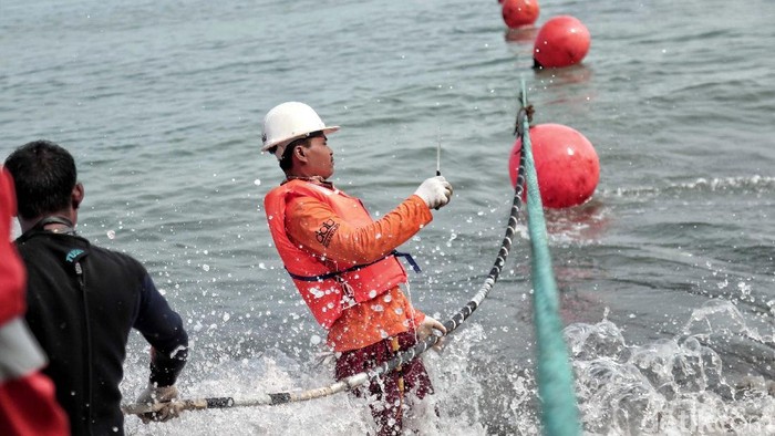 XL Axiata ikut serta dalam proyek pembangunan Sistem Komunikasi Kabel Laut (SKKL) internasional. Kabel bawah laut ini menghubungkan Australia-Indonesia-Singapura.