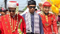 Selain itu hadir pula mempelai pria dan wanita dengan budaya khas Betawi.