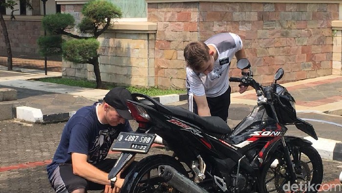 Bule tawarkan cuci motor gratis