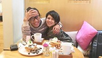 Ini dia kenangan saat Evelyn dan Aming pergi ke restoran yang punya sajian wafle kesukaan Evelyn. Duh, mesra banget ya mereka kala itu. Foto: Instagram @evelinnadaanjani