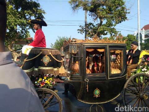 HUT Naik Tahta, Raja Surakarta Kirab Naik Kereta Kuno