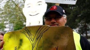 Mereka membawa berbagai macam poster berisi kalimat tuntutan dan juga gambar sang pemilik Amazon, Jeff Bezos. Foto: Reuters
