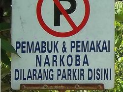 Kocak! Rambu Peringatan yang Bikin Pengendara Bingung