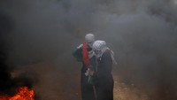Muslimah Palestina ikut berdemo. REUTERS/Mohammed Salem.