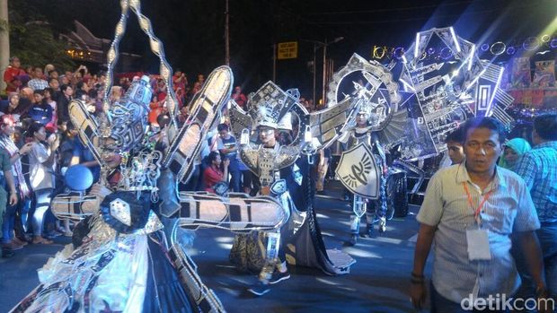 Acara dimeriahkan dengan pawai kostum