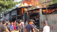 Api tampak cepat merambat.