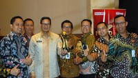 Dalam ajang penghargaan bergengsi tersebut turut hadir Wakil Gubernur DKI Jakarta, Sandiaga Uno ikut memegang piala. Foto: dok. Pemprov DKI