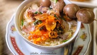 Soto Kudus yang berkuah bening ini isinya suwiran ayam, tauge dan telor rebus. Tapi ada aneka lauk kering yang bisa dipilih jadi pelengkapnynya. Foto: Instagram @koko_doyanmakan