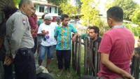 Fenomena alam ini terjadi karena pengikisan air di dalam tanah sehingga tanah menjadi longsor ke dalam membentuk lubang. Fotografer: Moehammad Bakrie