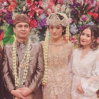 Raditya Dika akhirnya melepas masa lajangnya dengan menikahi sang pujaan hati Anissa Aziza di Grand Ballroom Ritz Carlton, Pasific Place, Jakarta Selatan, Sabtu (5/5/2018). Foto: Instagram Prilly Latuconsina