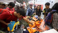 Pengunjung berburu jaket untuk keperluan kemping.