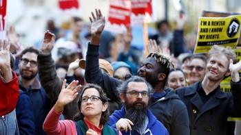Mereka menuntut pemerintah kota Seattle mengenakan pajak yang besar pada Amazon yang antara lain ditujukan untuk memberi rumah layak pada mereka yang membutuhkan. Foto: Reuters