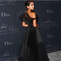 Isabela pernah merilis sebuah album dua tahun lalu yang diberi judul Stopping Time. Foto: Instagram Isabela Moner