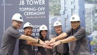 Gedung perkantoran setinggi 33 lantai di atas lahan seluas 5.816 meter persegi (m2) ini, menghasilkan 35.000 m2 luas area yang dapat disewakan. Sebagian besar diperuntukkan bagi perkantoran, dengan menyisihkan 3.000 m2 semigross untuk restoran dan area retail. Dok. JB Tower.