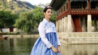 Ibu tiga anak ini tak pernah gagal tampil mempesona. Nia Ramadhani benar-benar memukau dengan hanbok berwarna biru ini. Foto: Instagram