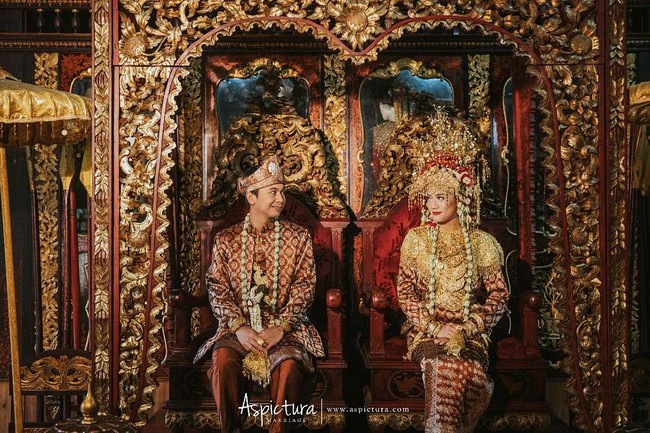 Dari sejumlah foto yang beredar terlihat jika Raditya Dika dan Anissa Aziza menggelar pernikahan berkonsep nasional meski sempat melakukan foto prewedding bernuansa adat Batak. Foto: Instagram Anissa Aziza