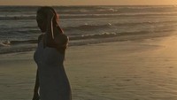 Aura Kasih begitu cantik bersanding dengan sunset. Foto: Instagram Aura Kasih