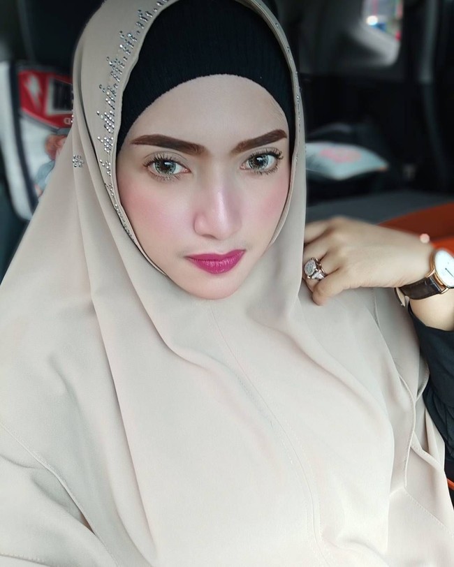 Berfoto bersama kedua anak laki-lakinya, ia tampak masih sangat muda. Yulia Mochammad yang pernah menikah dua kali, kini masih betah menjanda. Foto: Instagram