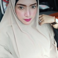 Berfoto bersama kedua anak laki-lakinya, ia tampak masih sangat muda. Yulia Mochammad yang pernah menikah dua kali, kini masih betah menjanda. Foto: Instagram