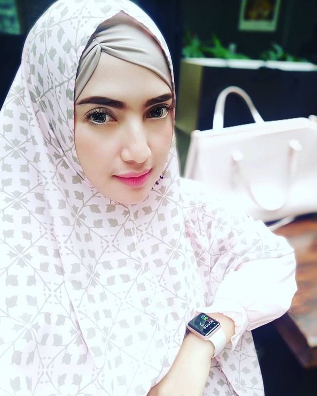 Yulia Mochammad juga senang tampil memakai ciput asimetris yang cukup hits di kalangan hijabers. Foto: Instagram