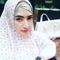 Yulia Mochammad juga senang tampil memakai ciput asimetris yang cukup hits di kalangan hijabers. Foto: Instagram