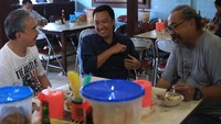 Lewat instagramnya, ia juga membagikan foto saat makan Soto Kadipiro bareng dua rekannya. Seru banget habis makan soto langsung ngobrol.  Foto: instagram @nahrawi_imam