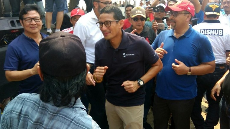 Sandiaga dan Susi Joget Bareng Nelayan di Pulau Tidung Sandiaga dan Susi Joget Bareng Nelayan di Pulau Tidung
