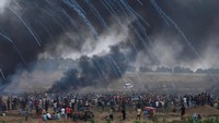 Hujan gas air mata mewarnai demonstrasi warga Palestina yang menuntut tanah mereka, Jumat (4/5) waktu setempat. REUTERS/Mohammed Salem.