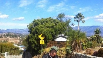 Keren gaya rambutnya, tapi ternyata hanya tumbuhan tanaman yang seolah menyatu dengan kepala pria ini. (Foto: Brightside)