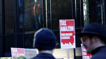 Kalau demo ini bukan dilakukan karyawan Amazon melainkan para aktivis yang menuntut Amazon membayar lebih banyak pajak. Foto: Reuters