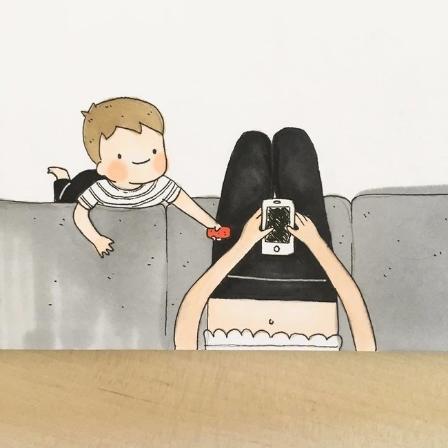 Jadi seorang ibu tak akan bebas menggunakan telepon genggam, apalagi berselancar lama-lama di media sosial.  Foto: Instagram/@karacandraw