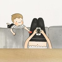 Jadi seorang ibu tak akan bebas menggunakan telepon genggam, apalagi berselancar lama-lama di media sosial.  Foto: Instagram/@karacandraw