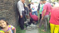 Lubang serupa sebelumnya ditemukan di Dusun Lempangang, Desa Tanete, Kecamatan Simbang, Kabupaten Maros, Sulawesi Selatan pada Tahun 2011, di mana terdapat empat lubang berdiameter 8 meter muncul secara misterius. Fotografer: Moehammad Bakrie