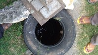 Lubang sinkhole ditemukan warga saat melintas di lorong perkampungan di Bonto Cabu. Lubang reruntuhan itu ditutupi pavling block.Fotografer: Moehammad Bakrie