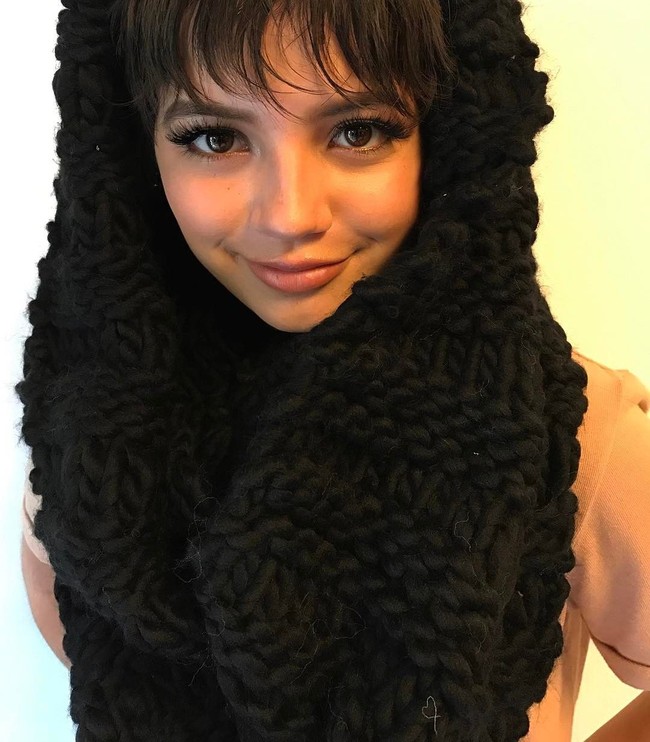 Wanita yang tengah disibukkan dengan syuting film Instant Family bersama Mark Wahlberg dan Rose Byrne tersebut dikatakan cocok memerankan Dora karena semangat dan imej positifnya. Foto: Instagram Isabela Moner