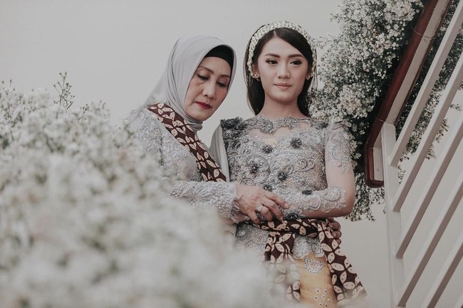 Saat acara siraman, istri Raditya Dika ini menggunakan atasan bernuansa silver dengan aplikasi dan brukat. Foto: Instagram Jokik Motret