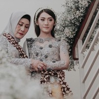 Saat acara siraman, istri Raditya Dika ini menggunakan atasan bernuansa silver dengan aplikasi dan brukat. Foto: Instagram Jokik Motret