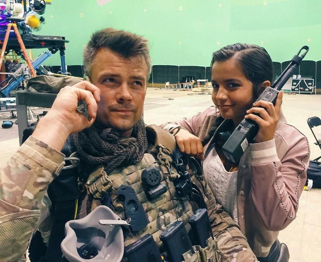 Dia gadis yang kuat, suka berpetualang, dan penyayang. Aku tidak sabar untuk memakai tas punggung dan mulai petualangan barunya, tuturnya. Foto: Instagram Isabela Moner