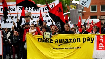 “Bos Amazon ingin membawa kita kembali ke abad ke-19,” teriak seorang karyawan. Mereka ini kebanyakan karyawan pabrik Amazon di Jerman. Foto: Reuters