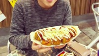 Takoyaki! Wajar saja kalau ia doyan makanan Jepang karena ternyata Evelyn berdarah Jepang. Lihat saja ekspresinya memegang takoyaki itu. Foto: Instagram @evelinnadaanjani